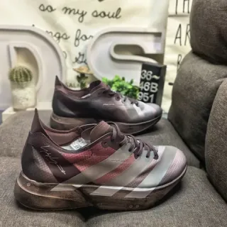 Adidas भूरा गुलाबी नक्काशीदार मिडसोल असममित हिल टैब लाइफस्टाइल स्नीकर