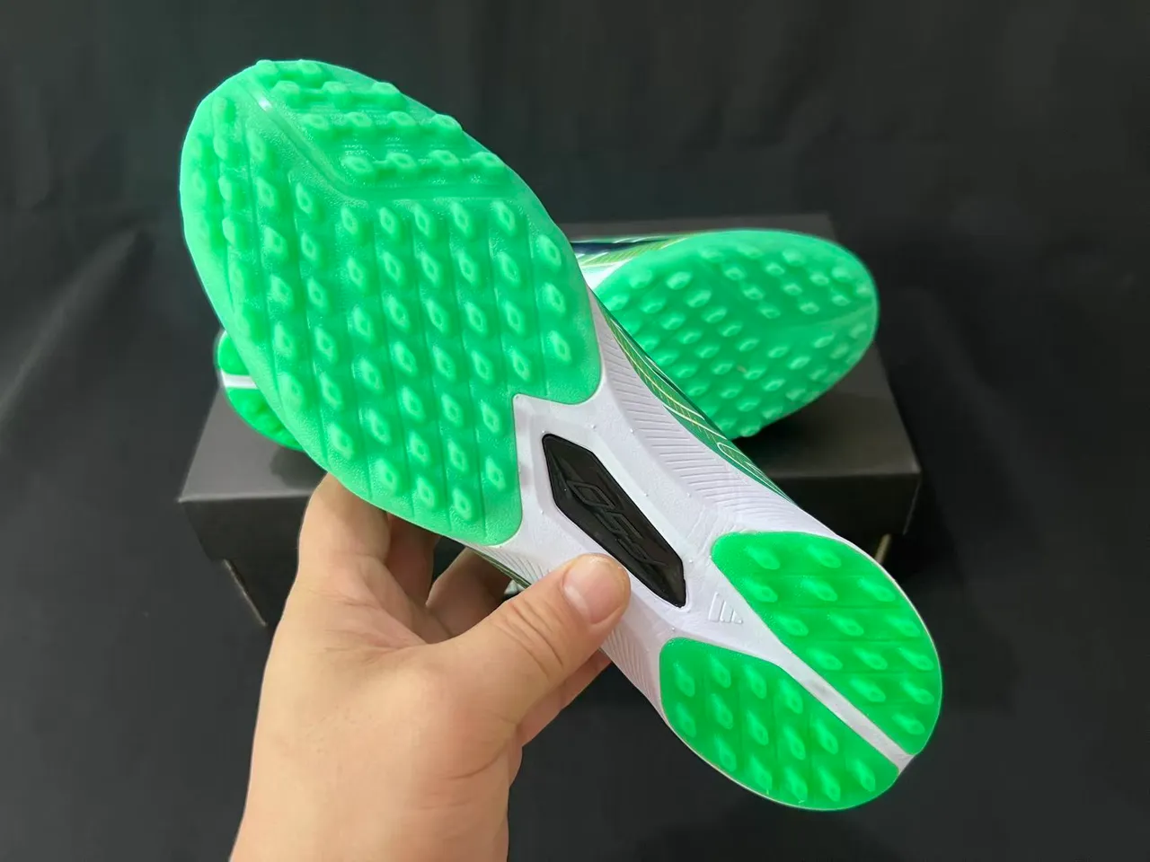 Adidas F50 绿色黑色 Low-Cut Synthetic Upper Sprintweb Cage Construction 草地足球鞋 2
