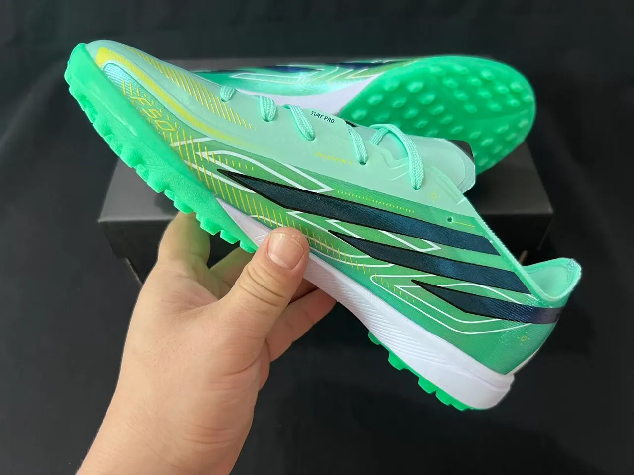 Adidas F50 绿色黑色 Low-Cut Synthetic Upper Sprintweb Cage Construction 草地足球鞋 4