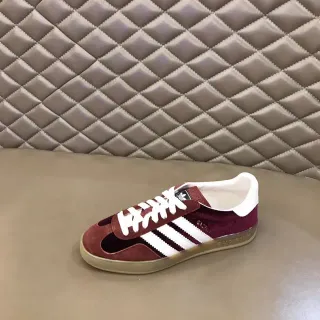 Adidas Gazelle बर्गंडी सूड लाइफस्टाइल स्नीकर