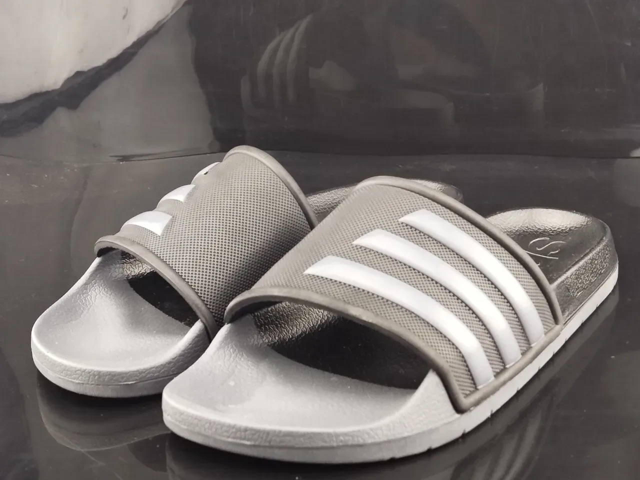 Adidas Gris Noir Semelle Moldée EVA Bride Malla Perforée Pantoufles 2