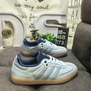 Adidas ग्रे नेवी लो-टॉप तीन पट्टी साइड पैनल लाइफस्टाइल स्नीकर