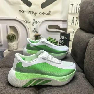 Adidas Zapatillas de correr con upper de knit verde y blanco, midsole de espuma esculpida