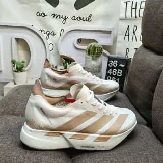 Adidas Lightstrike Pro सफेद और बेज रनिंग जूते
