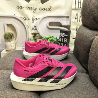 Adidas Chaussures de course à tige basse en rose noir avec silhouette de course et panneau latéral à trois bandes
