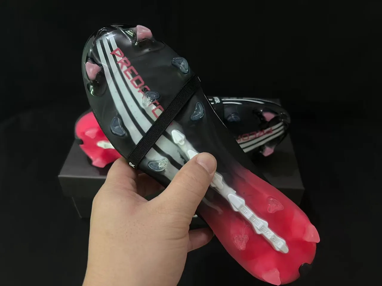 Adidas Predator 黑红 不对称系带 模制TPU鞋底 硬地足球鞋 2