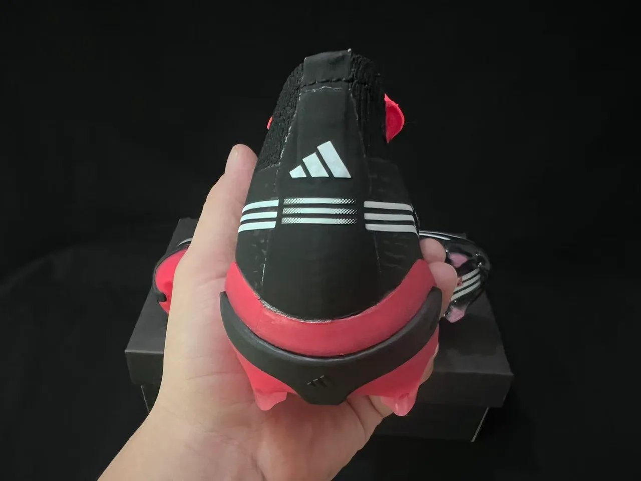 Adidas Predator 黑红 不对称系带 模制TPU鞋底 硬地足球鞋 3