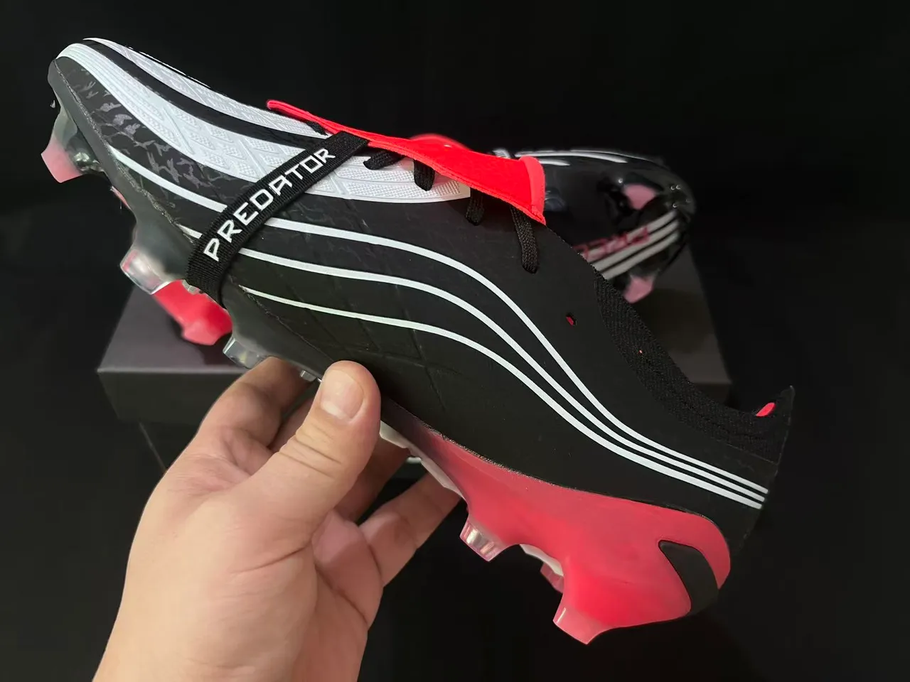 Adidas Predator 黑红 不对称系带 模制TPU鞋底 硬地足球鞋 4
