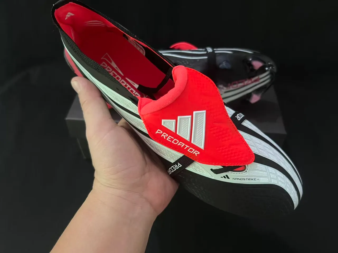 Adidas Predator 黑红 不对称系带 模制TPU鞋底 硬地足球鞋 5