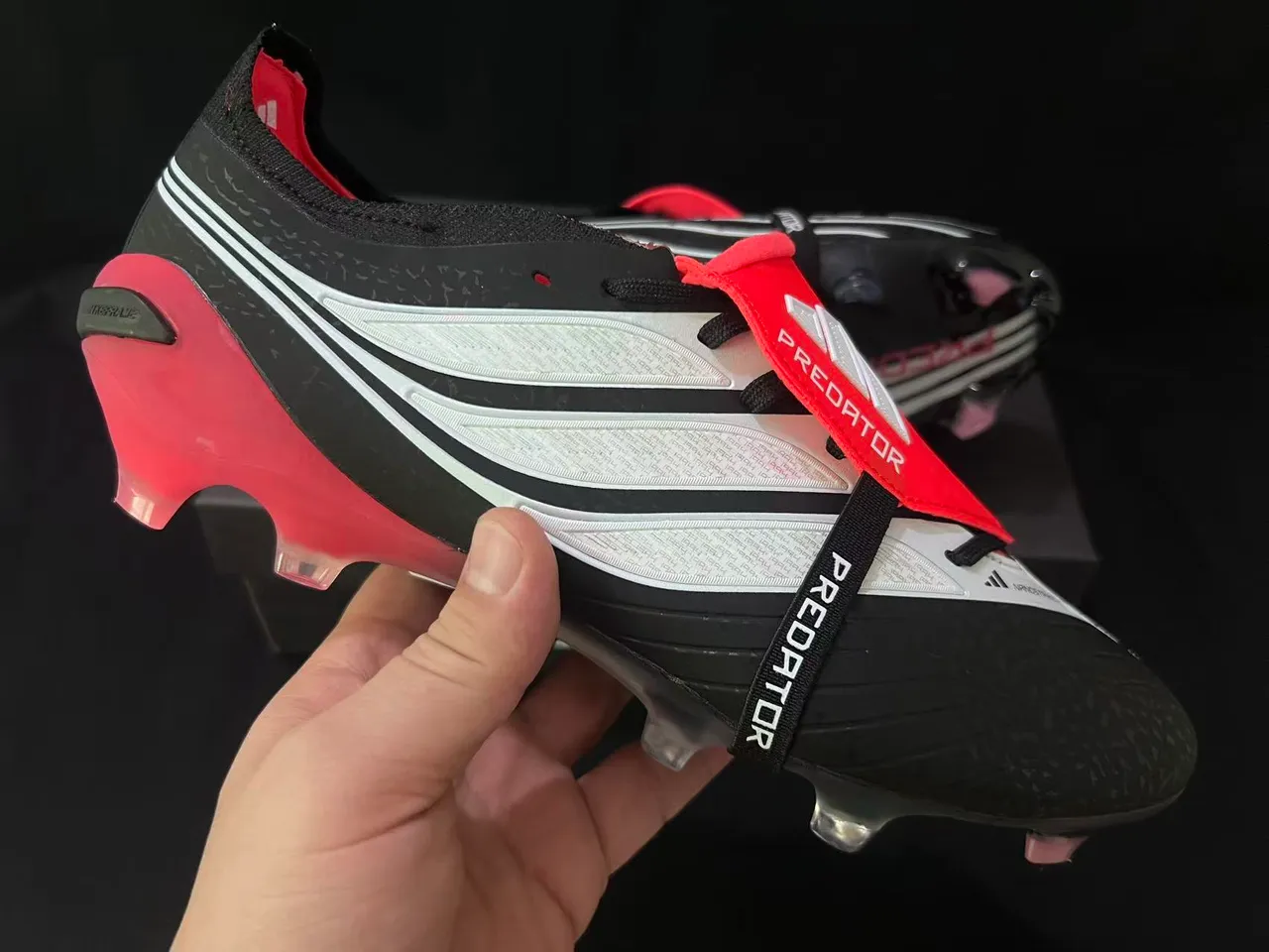Adidas Predator 黑红 不对称系带 模制TPU鞋底 硬地足球鞋 6