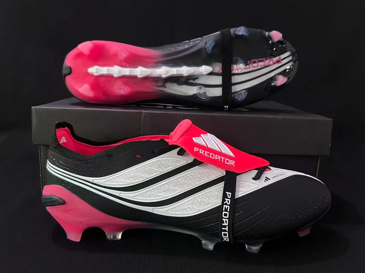 Adidas Predator 黑红 不对称系带 模制TPU鞋底 硬地足球鞋 7