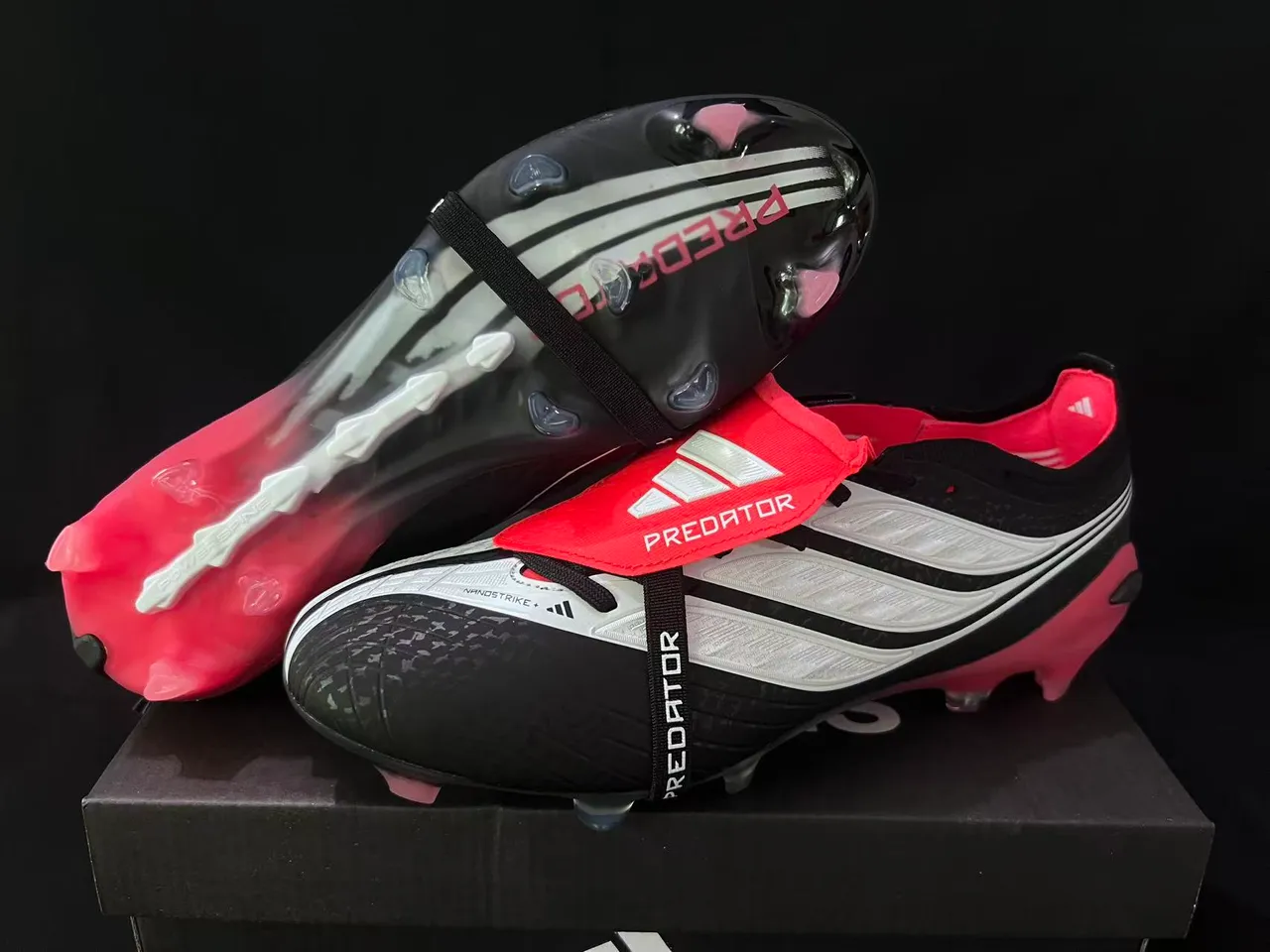 Adidas Predator 黑红 不对称系带 模制TPU鞋底 硬地足球鞋 8