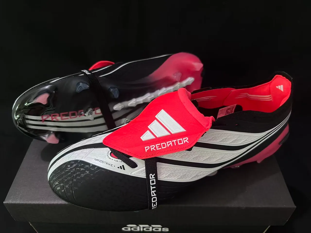 Adidas Predator 黑红 不对称系带 模制TPU鞋底 硬地足球鞋 9
