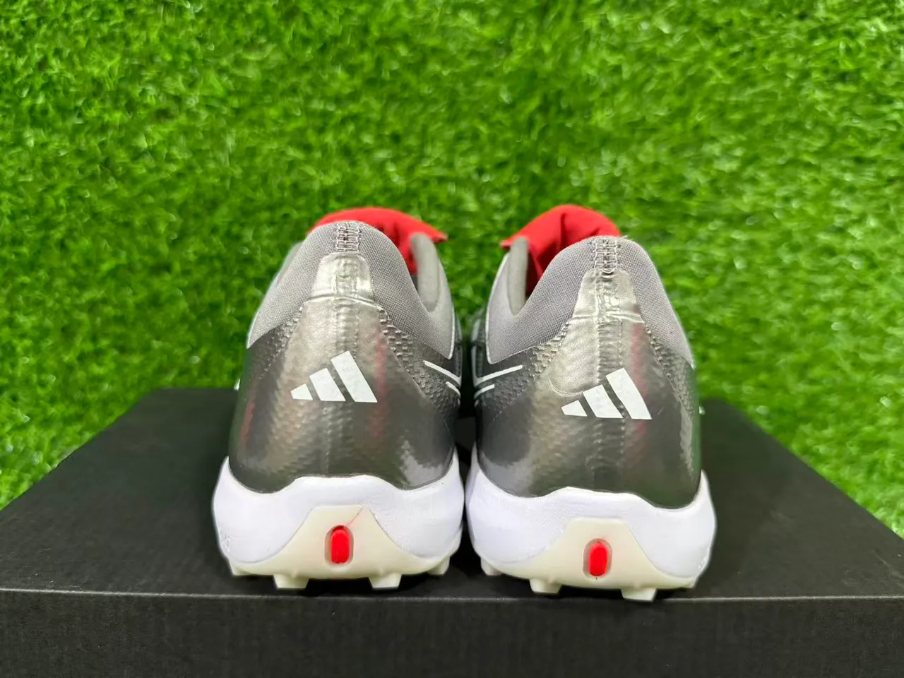 Adidas Predator Gris Rojo Sin cordones Cierre de correa Plateado metálico Superior texturizado Césped Zapatos de fútbol 9