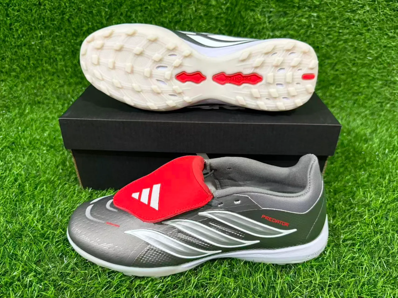 Adidas Predator Gris Rojo Sin cordones Cierre de correa Plateado metálico Superior texturizado Césped Zapatos de fútbol 10
