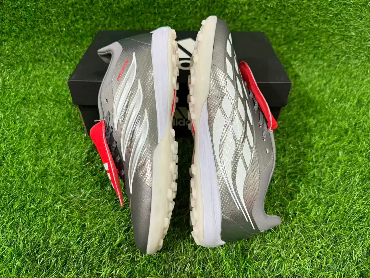 Adidas Predator Gris Rojo Sin cordones Cierre de correa Plateado metálico Superior texturizado Césped Zapatos de fútbol 11