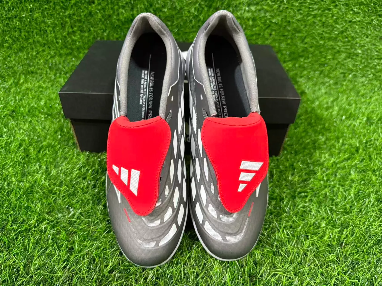 Adidas Predator Gris Rojo Sin cordones Cierre de correa Plateado metálico Superior texturizado Césped Zapatos de fútbol 12