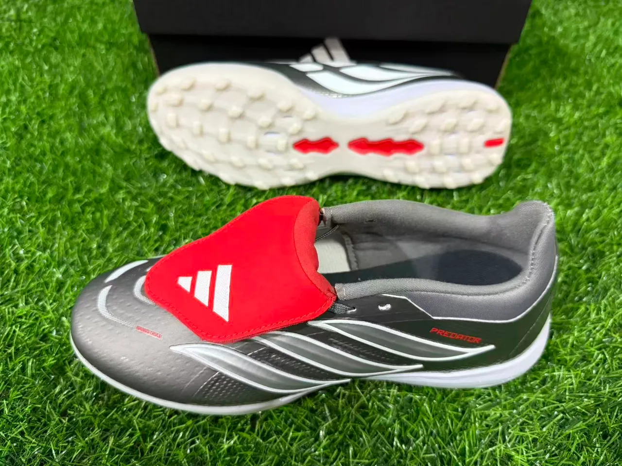 Adidas Predator Gris Rojo Sin cordones Cierre de correa Plateado metálico Superior texturizado Césped Zapatos de fútbol 13