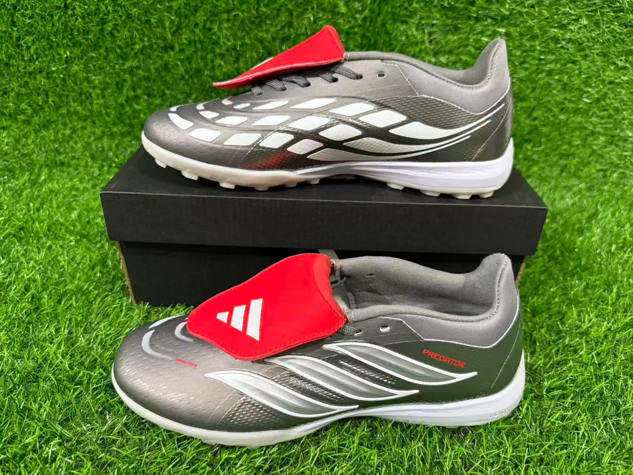 Adidas Predator Gris Rojo Sin cordones Cierre de correa Plateado metálico Superior texturizado Césped Zapatos de fútbol 14