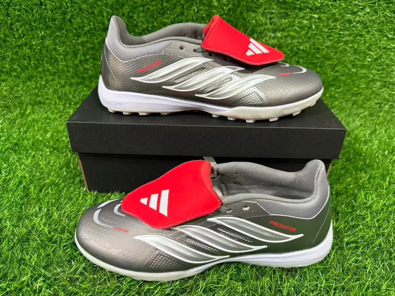 Adidas Predator Gris Rojo Sin cordones Cierre de correa Plateado metálico Superior texturizado Césped Zapatos de fútbol 15
