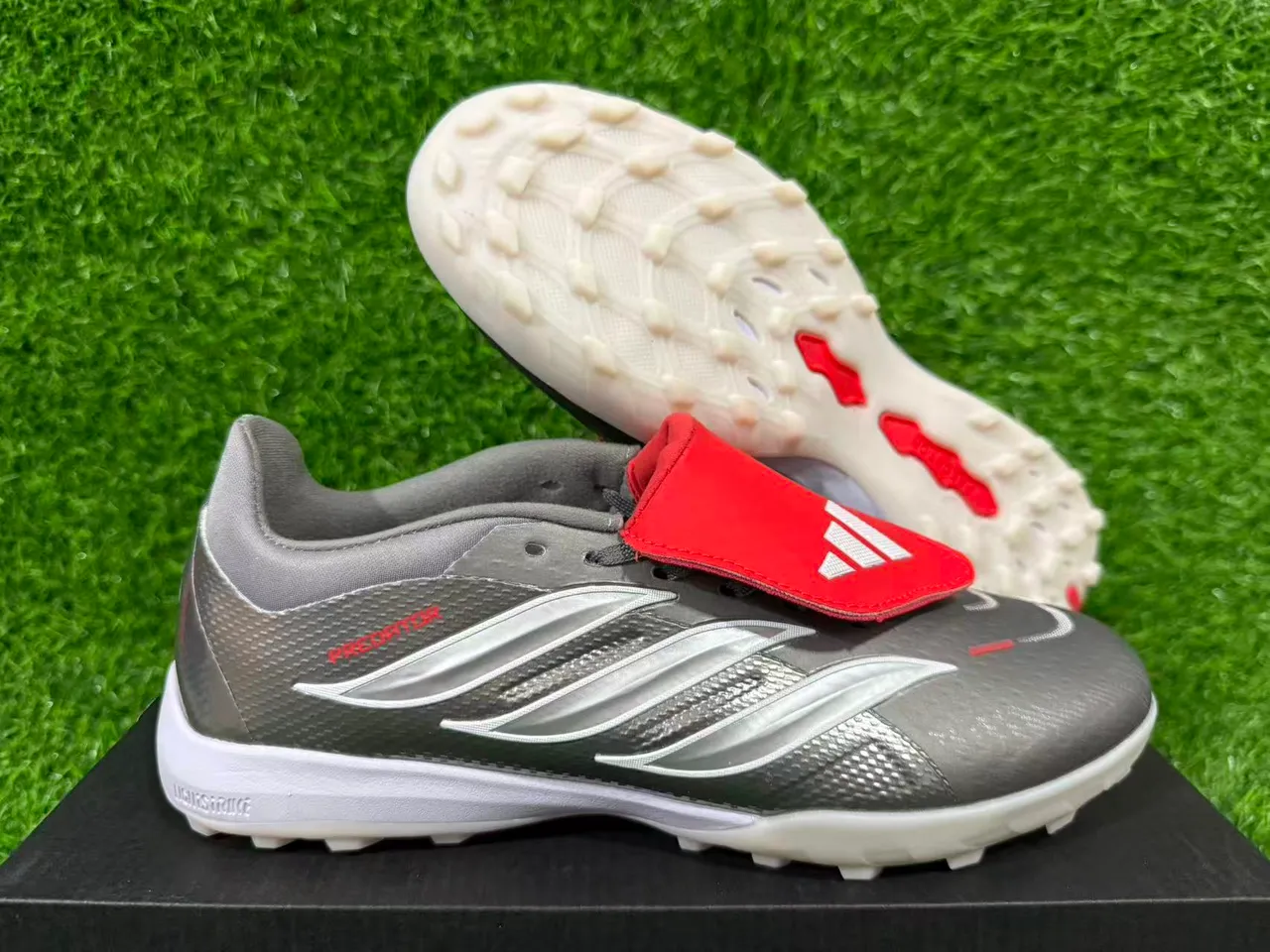 Adidas Predator Gris Rojo Sin cordones Cierre de correa Plateado metálico Superior texturizado Césped Zapatos de fútbol 16