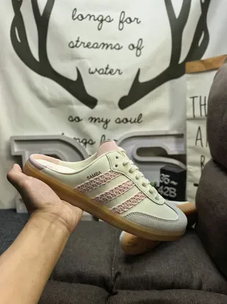 Adidas Samba ऑफ-व्हाइट पिंक बुनी पट्टी बैकलेस म्यूल लोफर्स 5