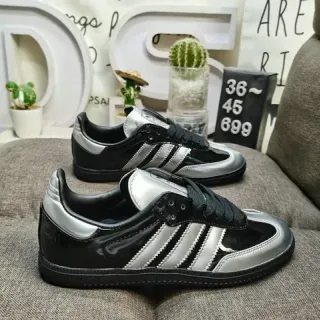 Adidas Samba OG Black and Metallic Silver जीवनशैली स्नीकर