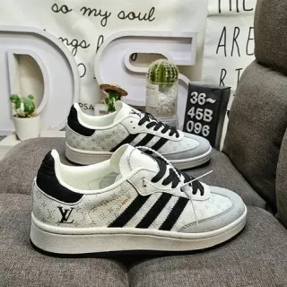 Adidas Samba सफेद ग्रे मोनोग्राम काली पट्टी लाइफस्टाइल स्नीकर