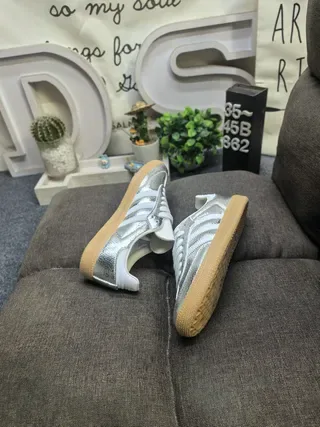 Adidas Sneakers Lifestyle Argent Blanc Métallique Supérieur avec Trois Bandes 6