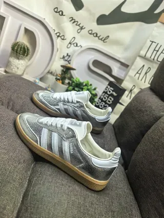 Adidas Sneakers Lifestyle Argent Blanc Métallique Supérieur avec Trois Bandes 7