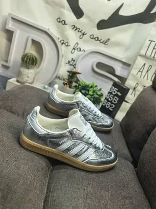Adidas Sneakers Lifestyle Argent Blanc Métallique Supérieur avec Trois Bandes 9