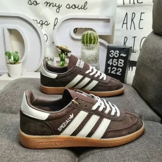 Adidas Spezial भूरा सूड सफेद धारी लाइफस्टाइल स्नीकर्स