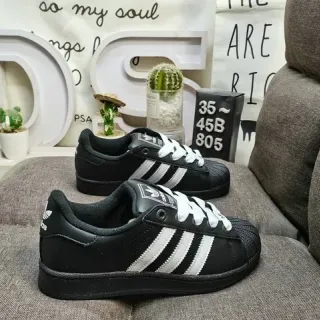 Adidas Superstar काली और सफेद जीवनशैली स्नीकर