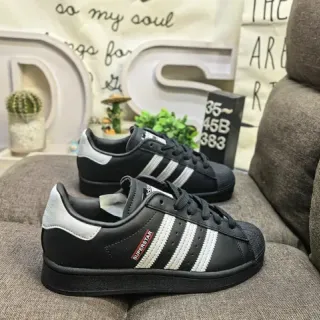 Adidas Superstar काले और सफेद लाइफस्टाइल स्नीकर