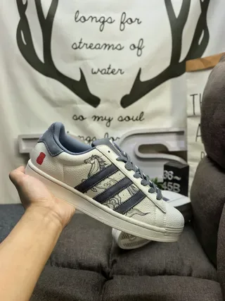Adidas Superstar Off-White و Royal Blue حذاء أسلوب حياة مطرز بحصان 5