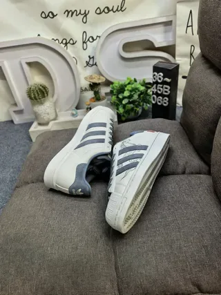 Adidas Superstar Off-White و Royal Blue حذاء أسلوب حياة مطرز بحصان 6