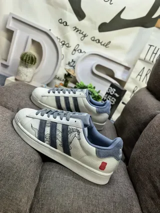 Adidas Superstar Off-White و Royal Blue حذاء أسلوب حياة مطرز بحصان 7