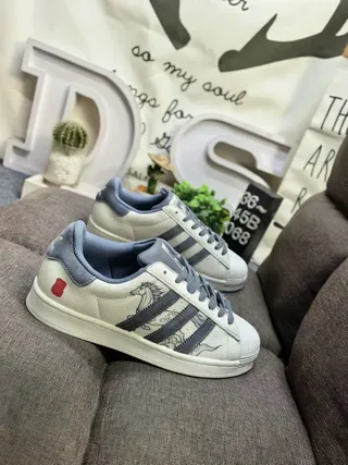 Adidas Superstar Off-White و Royal Blue حذاء أسلوب حياة مطرز بحصان 9