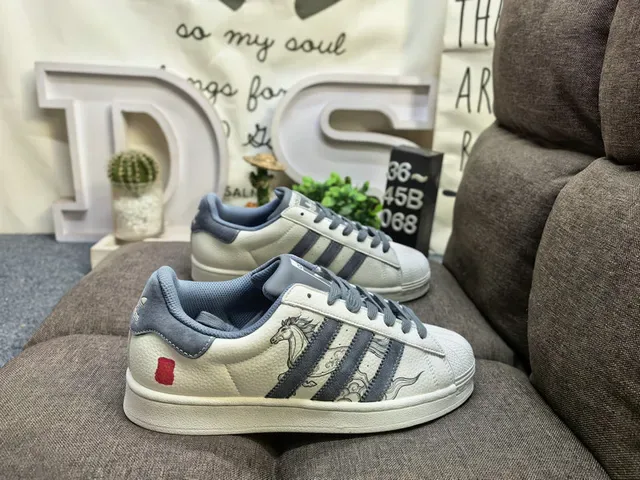 Adidas Superstar Off-White و Royal Blue حذاء أسلوب حياة مطرز بحصان 11