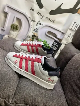 Adidas Superstar Off-White و Royal Blue حذاء أسلوب حياة مطرز بحصان 17