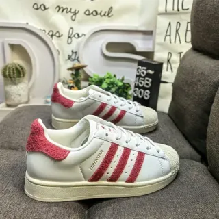 Adidas Superstar सफेद और लाल जीवनशैली स्नीकर