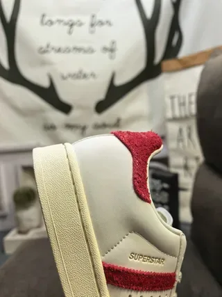Adidas Superstar सफेद और लाल जीवनशैली स्नीकर 3