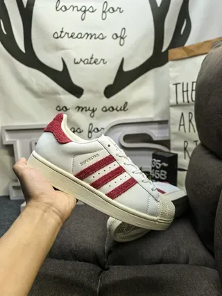 Adidas Superstar सफेद और लाल जीवनशैली स्नीकर 5