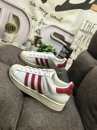 Adidas Superstar सफेद और लाल जीवनशैली स्नीकर 7