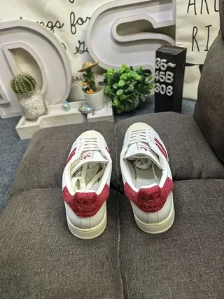 Adidas Superstar सफेद और लाल जीवनशैली स्नीकर 8