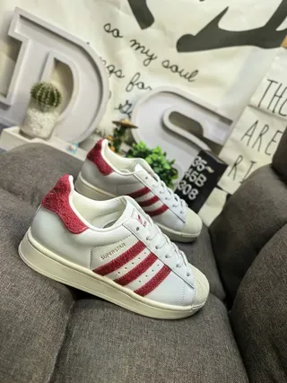 Adidas Superstar सफेद और लाल जीवनशैली स्नीकर 9