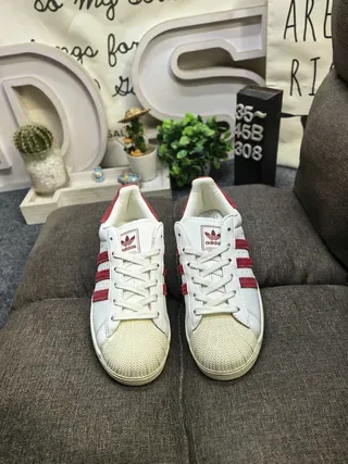 Adidas Superstar सफेद और लाल जीवनशैली स्नीकर 10