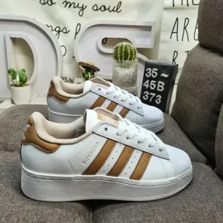 Adidas Superstar सफेद और टैन लाइफस्टाइल स्नीकर