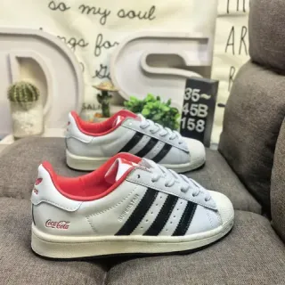 Adidas Superstar सफेद काला लाल लाइफस्टाइल स्नीकर