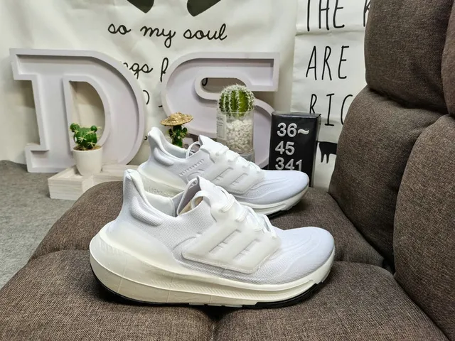 Adidas Ultraboost chaussures de course noires blanches jaunes néon 11